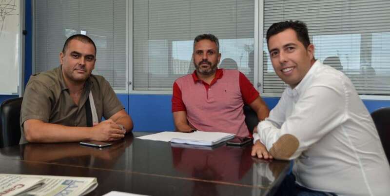 Ramos, primero por la derecha, reunido con responsables del Castro Morales (Foto TA)